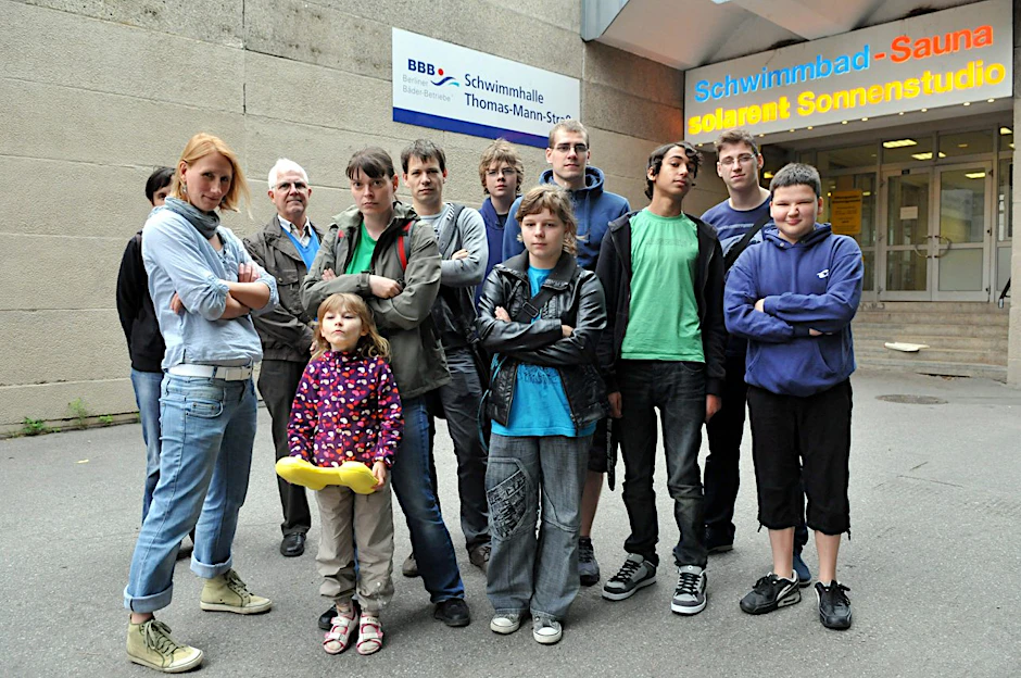 Die Schwimmer der Berliner Haie sind traurig. In ihrer geliebten Halle in der Thomas-Mann-Straße können sie keine Bahnen mehr ziehen.
