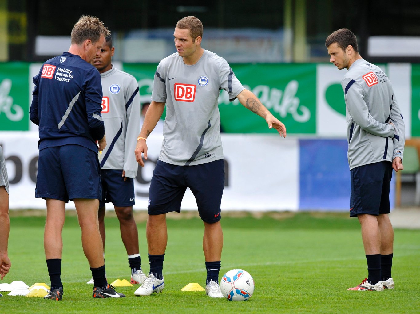 Lasogga holt sich Rat bei Co-Trainer Widmayer.
