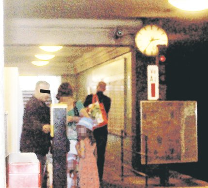 Eine Freundin von Andreas H. filmte den Betrüger in der Voltastraße. Wenn dieser ein Rubbel-Ticket verkauft hat, stempelt er es für den Kunden gleich ab, damit der Betrug nicht auffällt