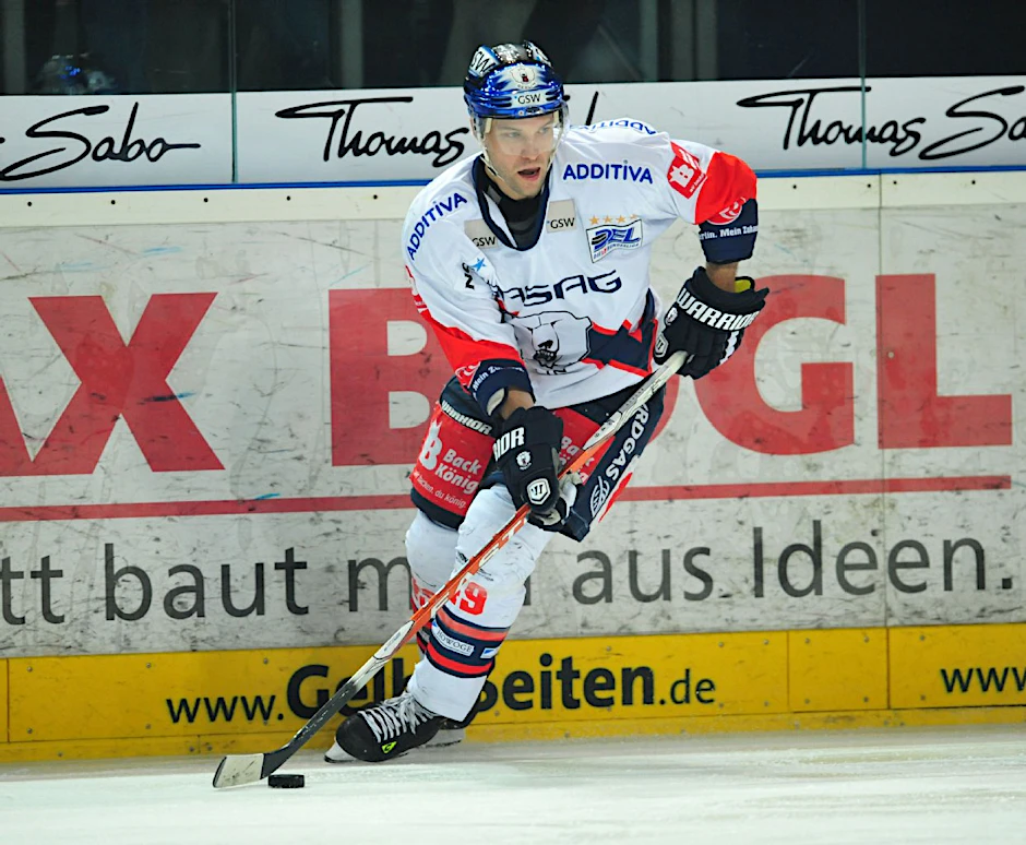 Verteidiger Jens Baxmannv (r.) will mit den Eisbären seinen 6. DEL-Titel holen.