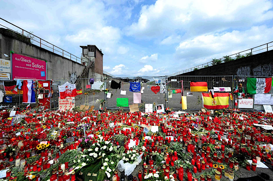 Ein Meer von Blumen für die Toten und Verletzten der Loveparade in Duisburg.