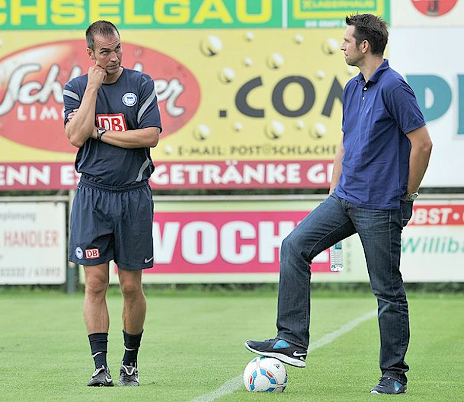 Trainingslager 2011: Markus Babbel und Manager Michael Preetz (r.) schauen skeptisch aneinander vorbei.