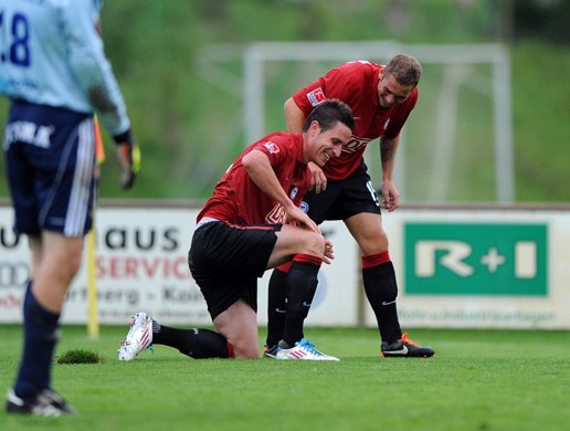 Torschützen unter sich: Pierre-Michel Lasogga (r.) gratuliert Rob Friend.