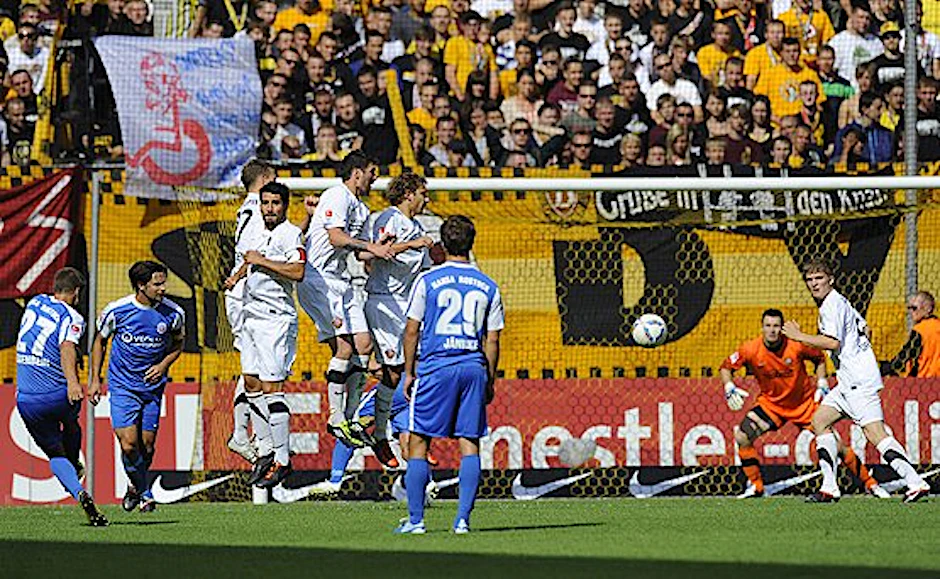 Mit diesem Freistoß brachte Ziegenbein (l.) Rostock bei Dynamo in Führung.
