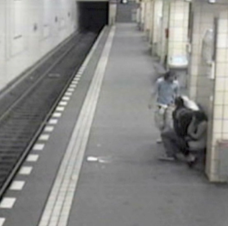 Beginn der Tätlichkeiten Markus P. springt auf, nimmt eine drohende Haltung gegen Torben P. und Nico A. ein. Die Person vorne ist unbeteiligt.