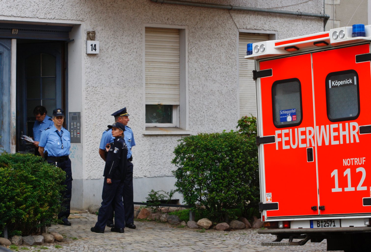 Polizisten stehen ratlos vor dem Todeshaus in der Puchanstraße.