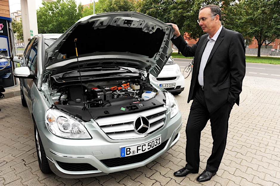 Harald Wolf sieht sich das Innenleben des Mercedes an. Der E-Motor treibt den Wagen über die Vorderachse an.