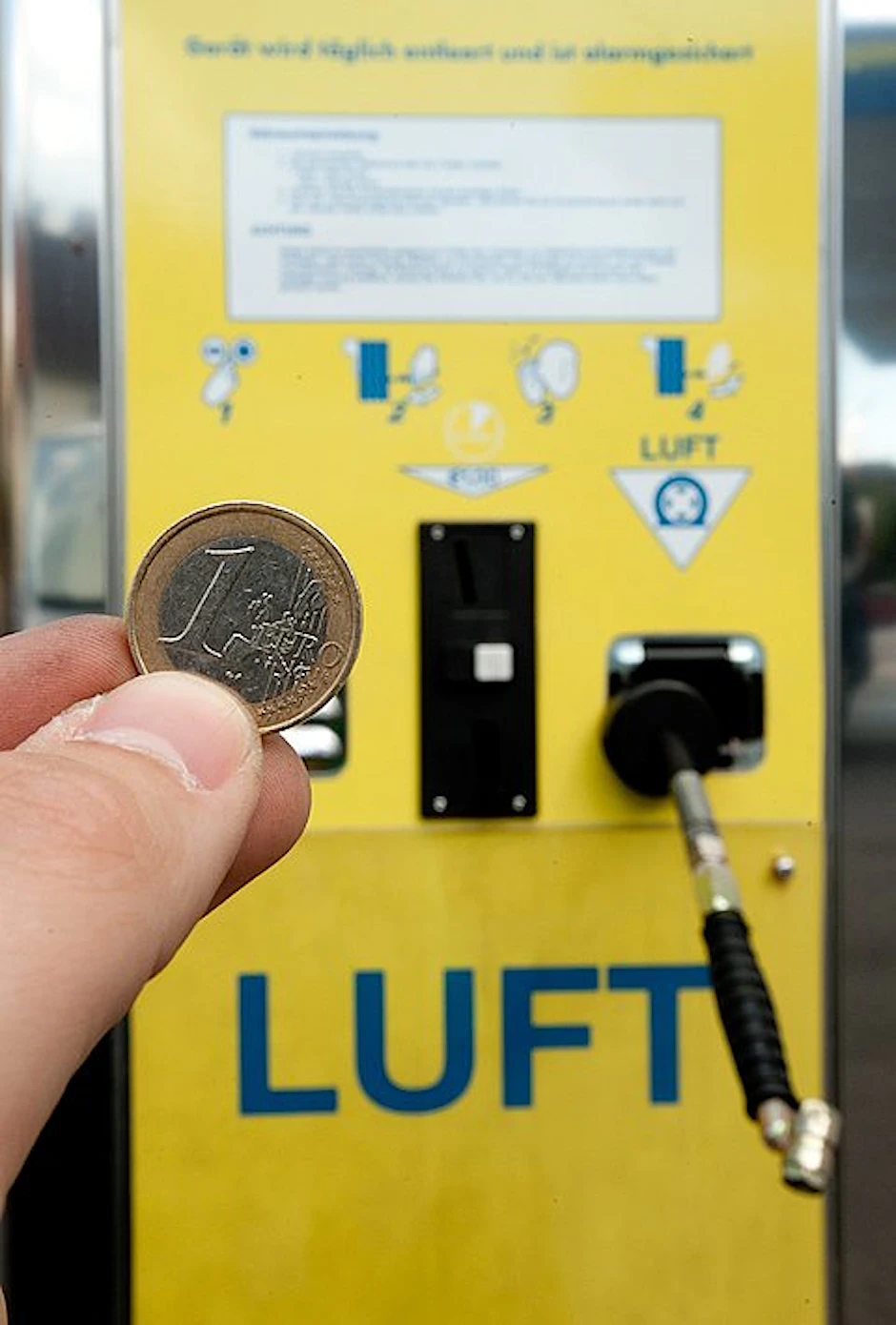 Reifenluft für umsonst - das könnte bald Vergangenheit sein. An 200 der insgesamt 14 000 deutschen Tankstellen wird jetzt schon ein Euro verlangt.