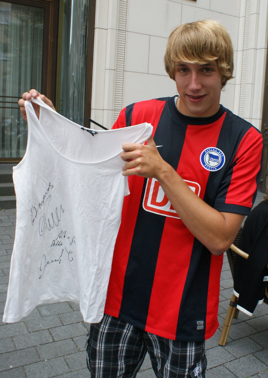 Das Shirt, das Nils präsentiert, ließ er für Freundin Debbie signieren. Als die Mannschaft von Madrid auf dem Flughafen in Tegel landete, erwies die Berliner Feuerwehr den Stars die Ehre.