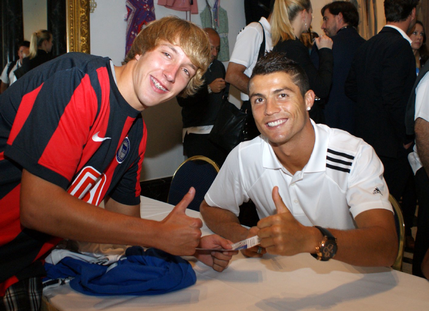 Weltfußballer Cristiano Ronaldo erfüllt KURIER-Gewinner Nils Lüder alle Autogrammwünsche.