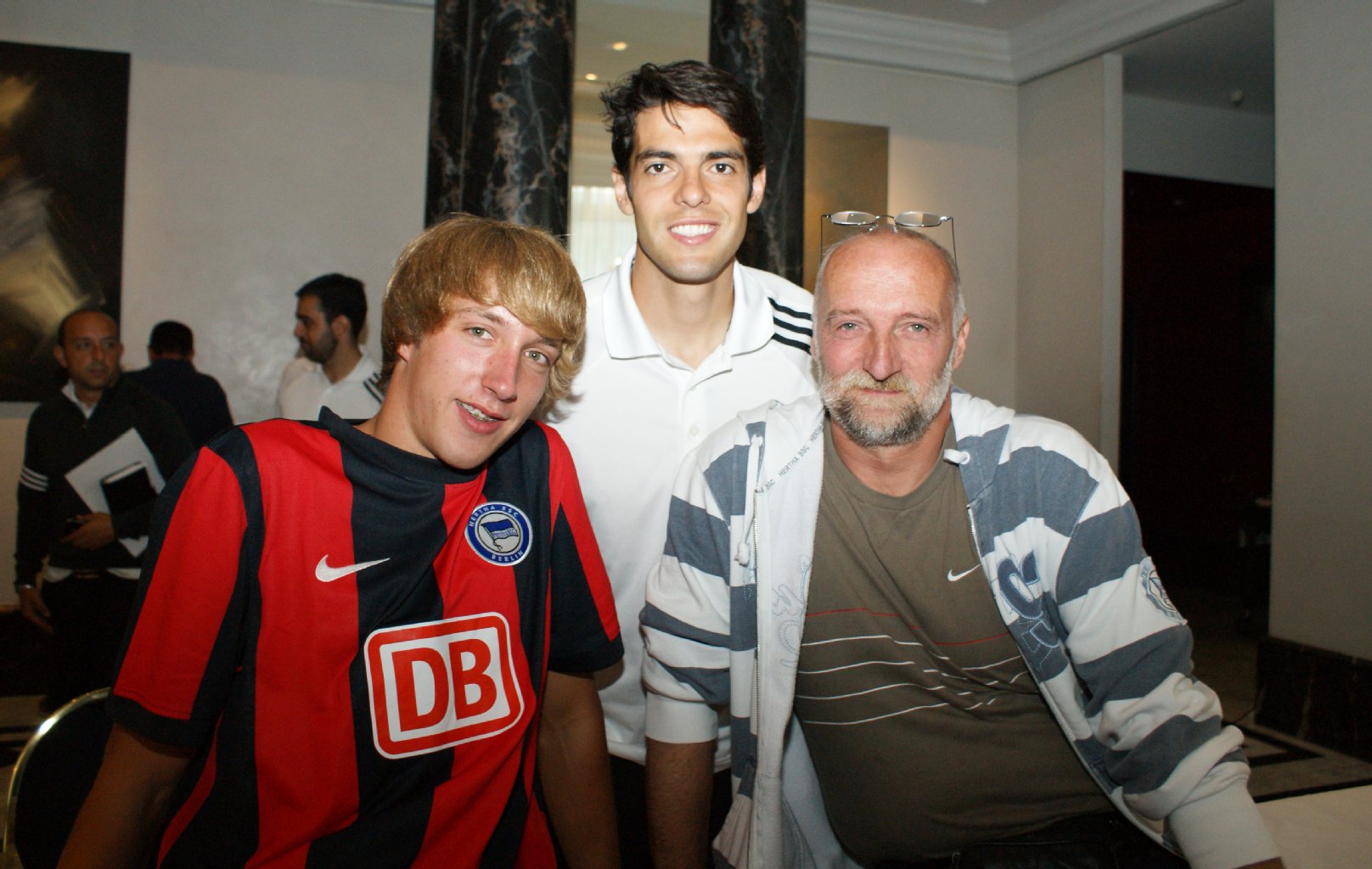 Ein Foto für’s Album: Nils und Papa Bodo nehmen Kaka in die Mitte.