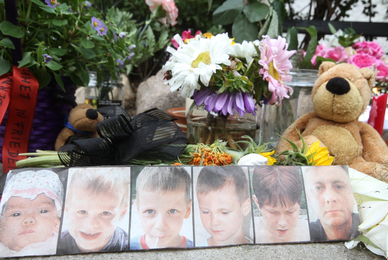 Die Köpenicker trauern um die tote Großfamilie. Vor dem Unglücks-Haus haben die Nachbarn viele Blumen, Abschiedsgrüße, Kuscheltiere und die Bilder der Toten hingestellt.