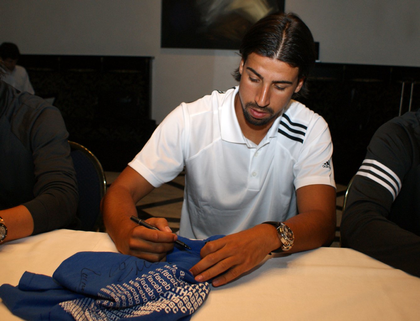 Auch Sami Khedira schrieb tüchtig Autogramme.