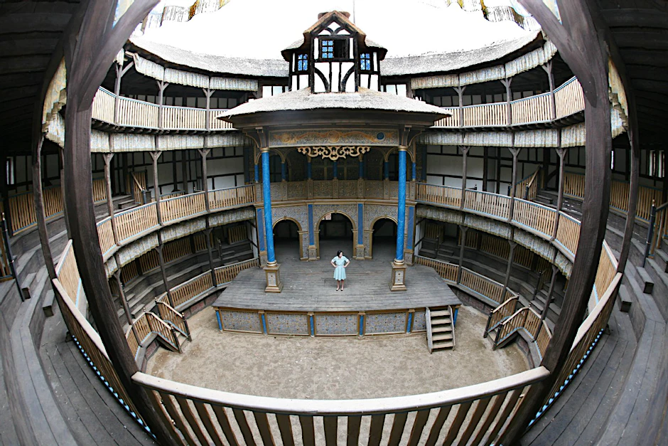Das hölzerne, dreistöckige Theater steht in Babelsberg auf dem Gelände der Filmstudios – und zwar im Weg, weil die Shakespeare Company keinen Platz fand.