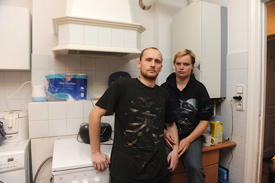 Sven S. und seine Familie lebten bis Januar in der Todeswohnung. Heute wohnt er mit Freundin Monique ein paar Aufgänge weiter.