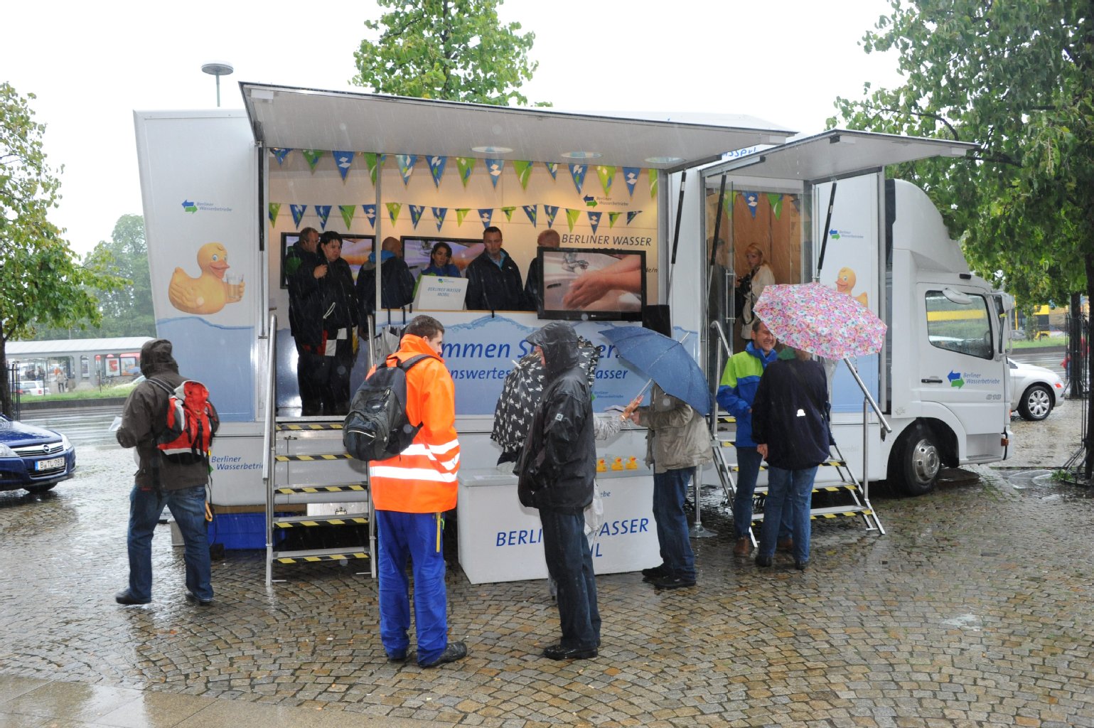 Krisen-Infos gibt’s am Wasser-Mobil der Berliner Wasserbetriebe.