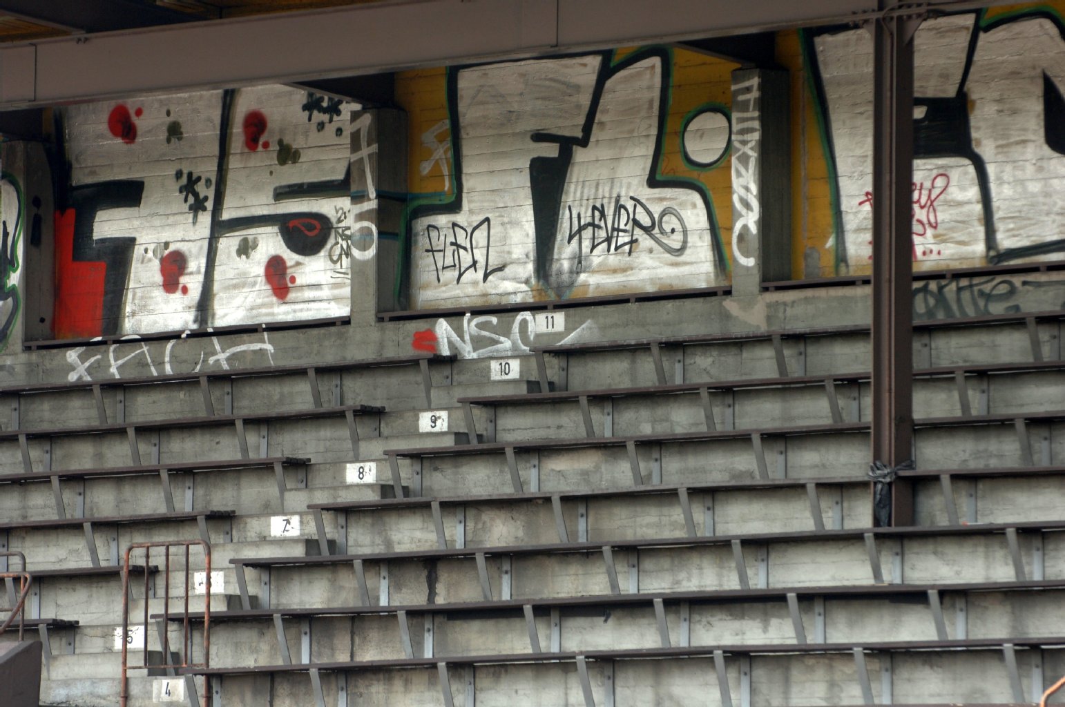 Seit Jahren gammelt die Avus-Tribüne vor sich hin.