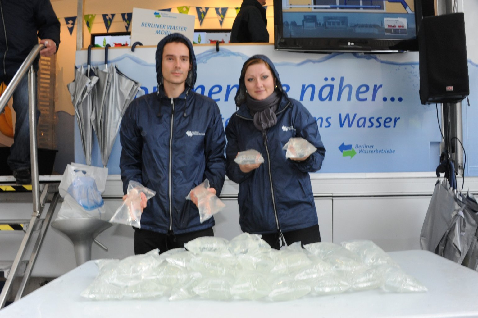Die Wasserbetriebe ließen Notfallbehälter mit Trinkwasser verteilen.