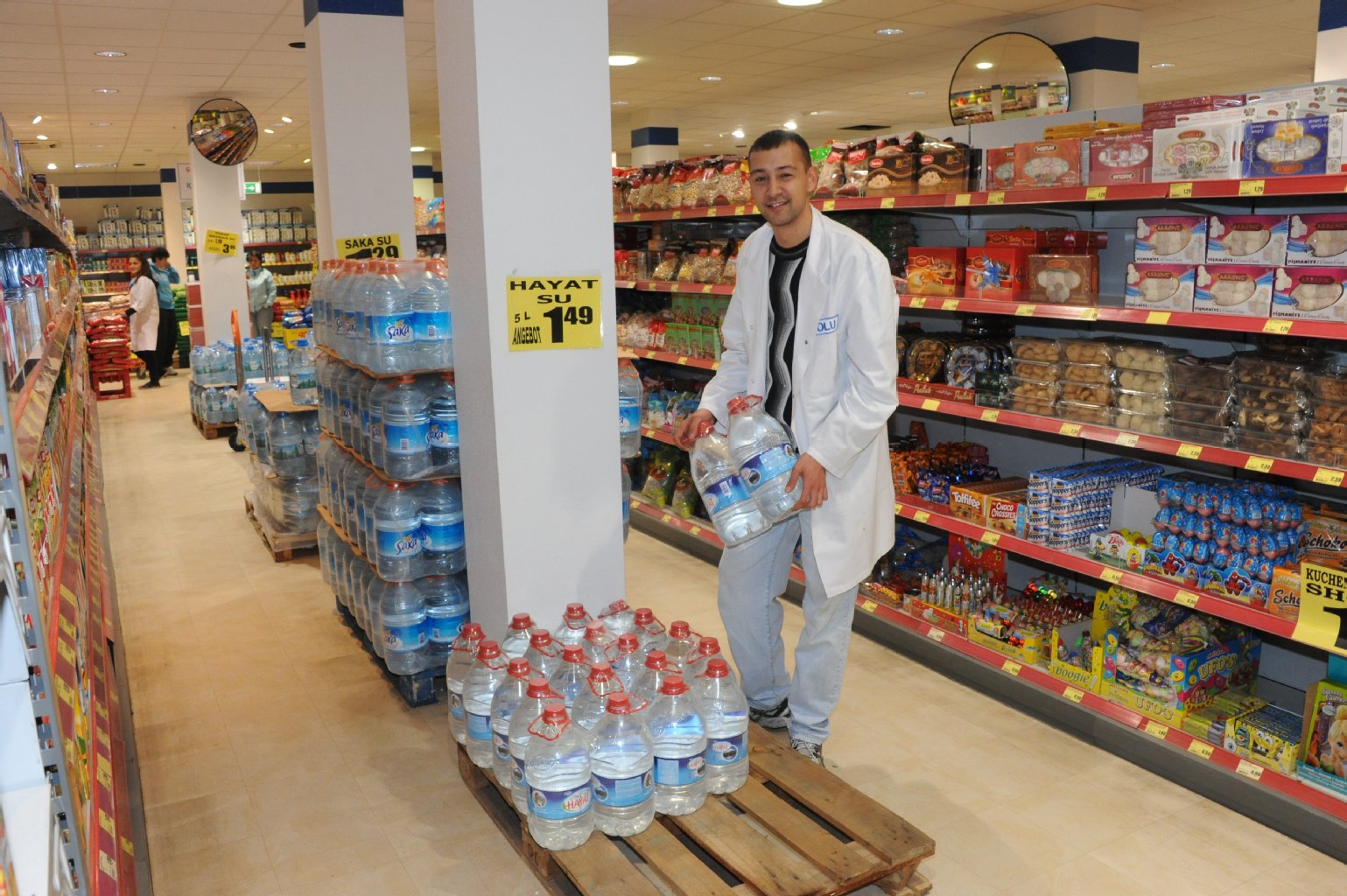 Lebensmittel-Händler Ümit Bilgic (29) zeigt seine kräftig verringerten Wasser-Reserven.