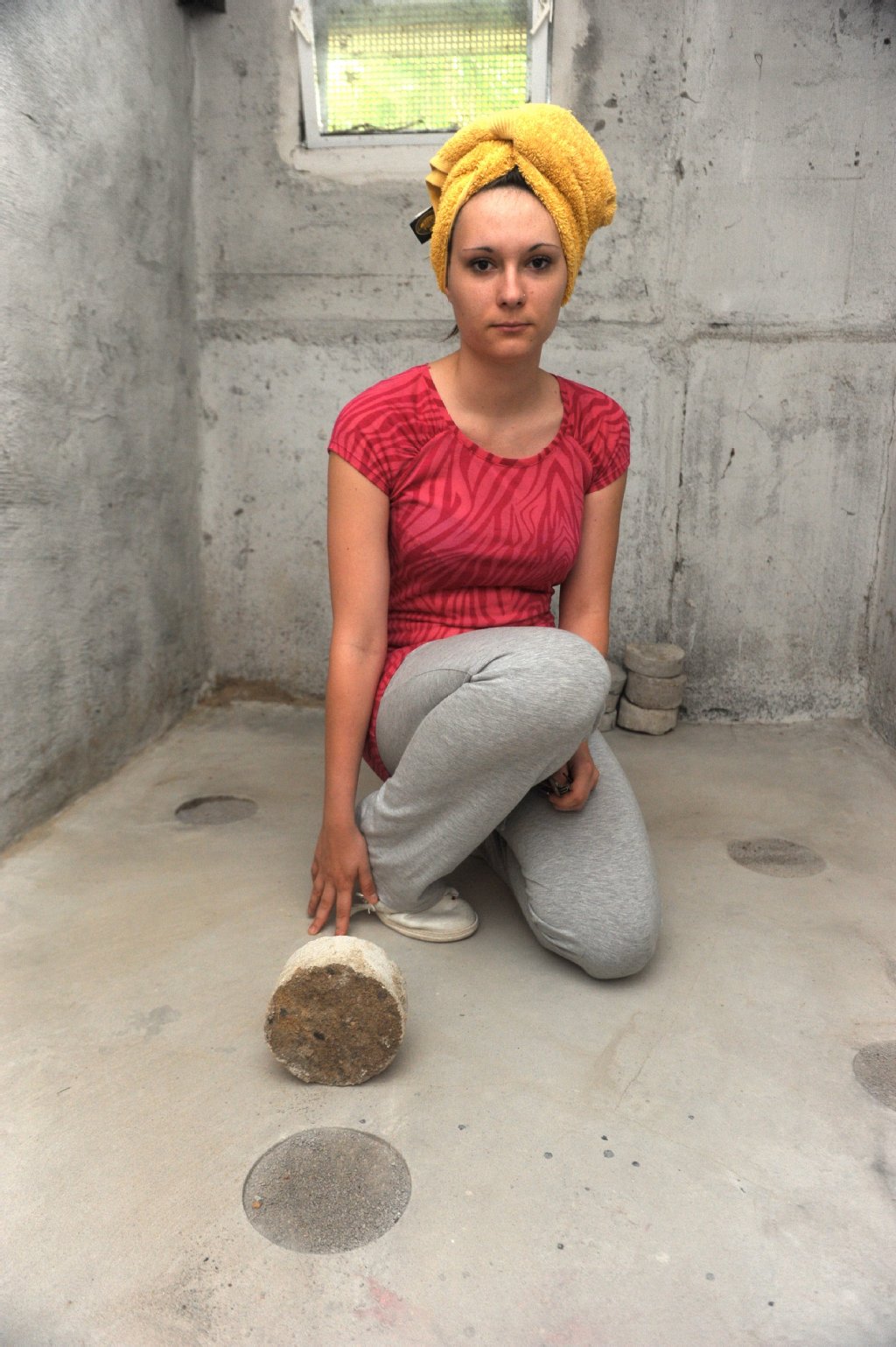 Franzis (18) zeigt im Keller unter ihrer Wohnung die Bohrlöcher, durch die der Metallgegenstand geortet wurde.