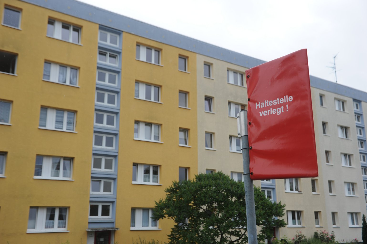 Unter diesem Plattenbau liegt vermutlich eine Fliegerbombe aus dem 2. Weltkrieg.