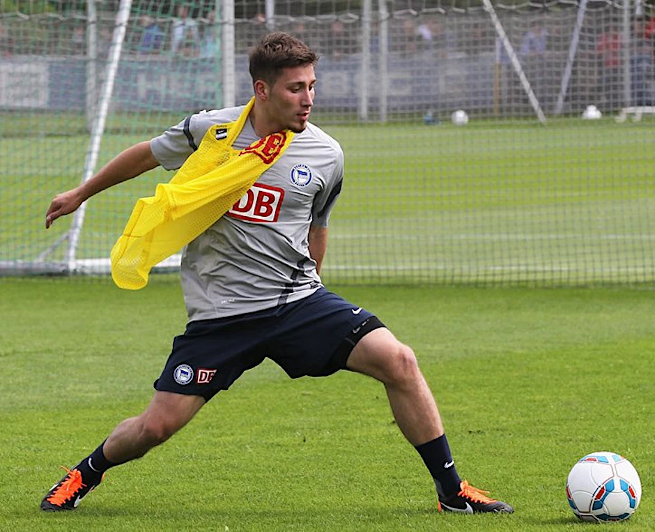 Herthas neuer Offensivspezialist Tunay Torun greift im Training voll an.