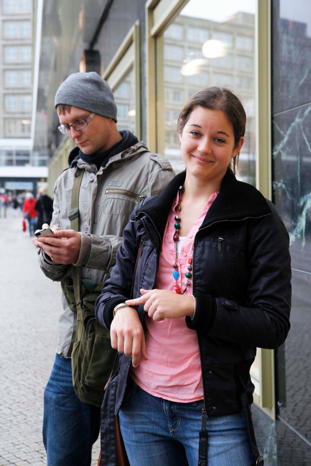 Julia (26), Studentin aus Kreuzberg: „Wenn wir loswollen, muss mein Freund noch mal schnell unter die Dusche. Das dauert nicht ewig, aber warten muss ich doch. Es ist auch schwer, ihn vom Computer loszueisen, weil es immer noch was zu gucken gibt.“
