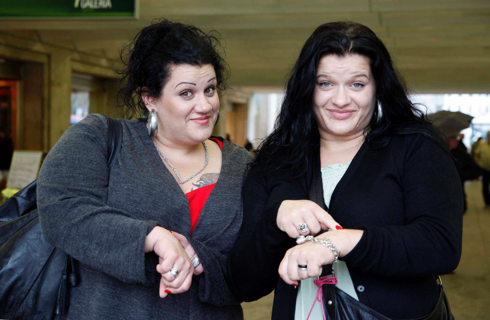 Sandra Lichtenberg (35) und Sandra Schenk (35), Arzthelferinnen aus Augsburg: " Auf Männer muss man immer warten. Sie brauchen mehr Zeit im Bad, sie haben mehr Stylingprodukte, die sie alle ausprobieren, man glaubt gar nicht, wieviel Lebenszeit da drauf geht!".