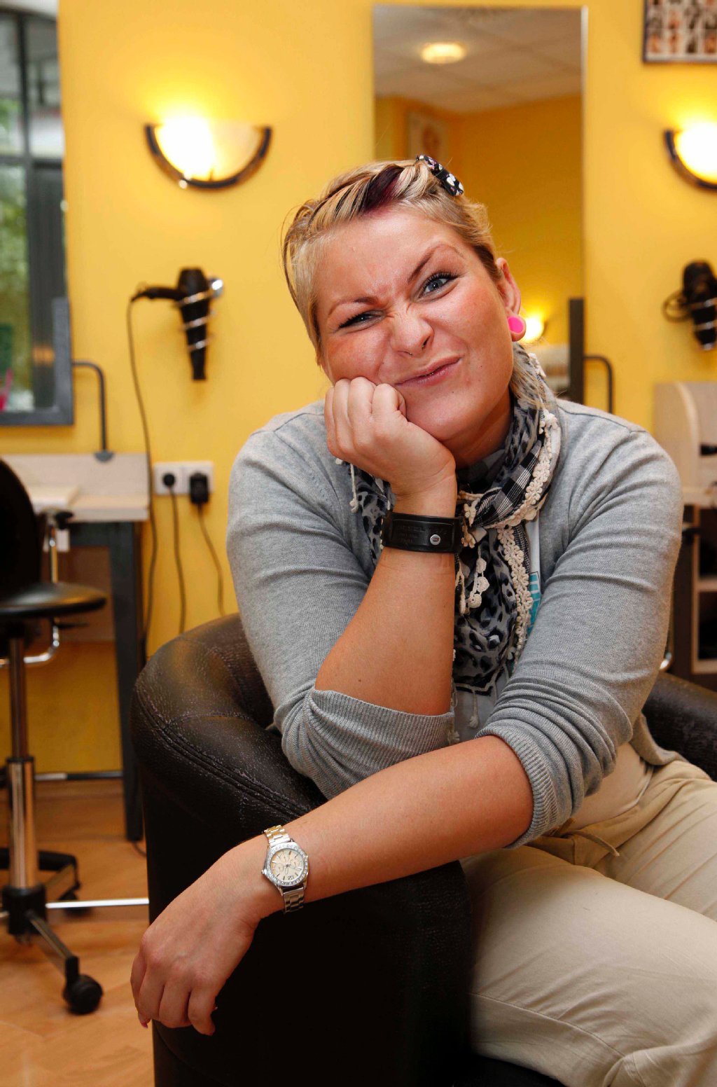 Juliane Jopp (23, Friseurin aus Köpenick): " Ich warte öfter mal auf meinen Freund Ronny, der nur kurz ein Stündchen mit einem Kumpel was trinken möchte, dann werden aber doch fünf Stunden draus. Oder: wenn wir loswollen, muss er dann doch noch mal im Bad seine Haare machen. Also ich muss auf meinen Freund warten ."