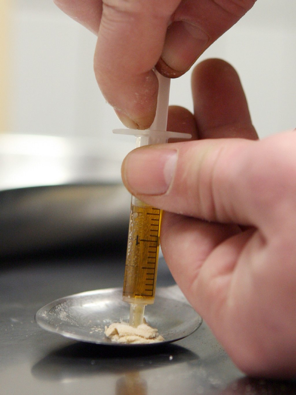 Süchtige spritzen Drogen: Heroin-Abhängige, Pillen-Süchtige und Kiffer lungern ständig in der Hasenheide rum. Sie kommen dort an neuen Stoff.