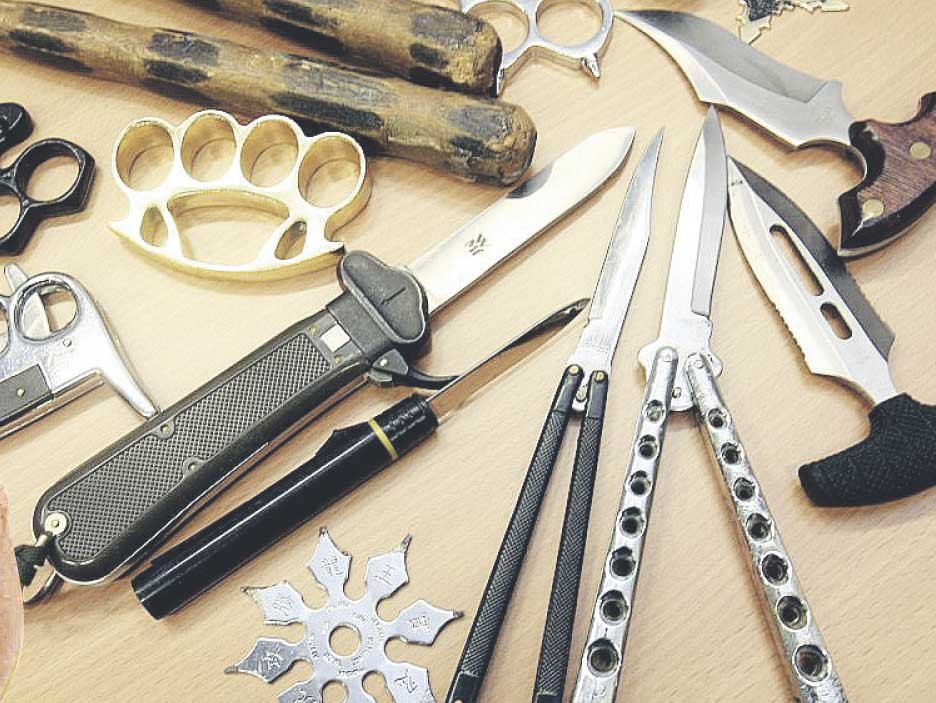 Gewalt-Banden tragen Waffen: Aus Angst vor Gewalt-Banden meiden viele Berliner in der Dunkelheit die Hasenheide. Dort gibt es oft Überfälle und Prügeleien.