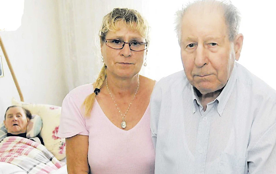 Hilflos liegt Ruth Pitt (83) im Bett. Tochter Monika versucht, sie und Vater Ernst (82) zu beruhigen.