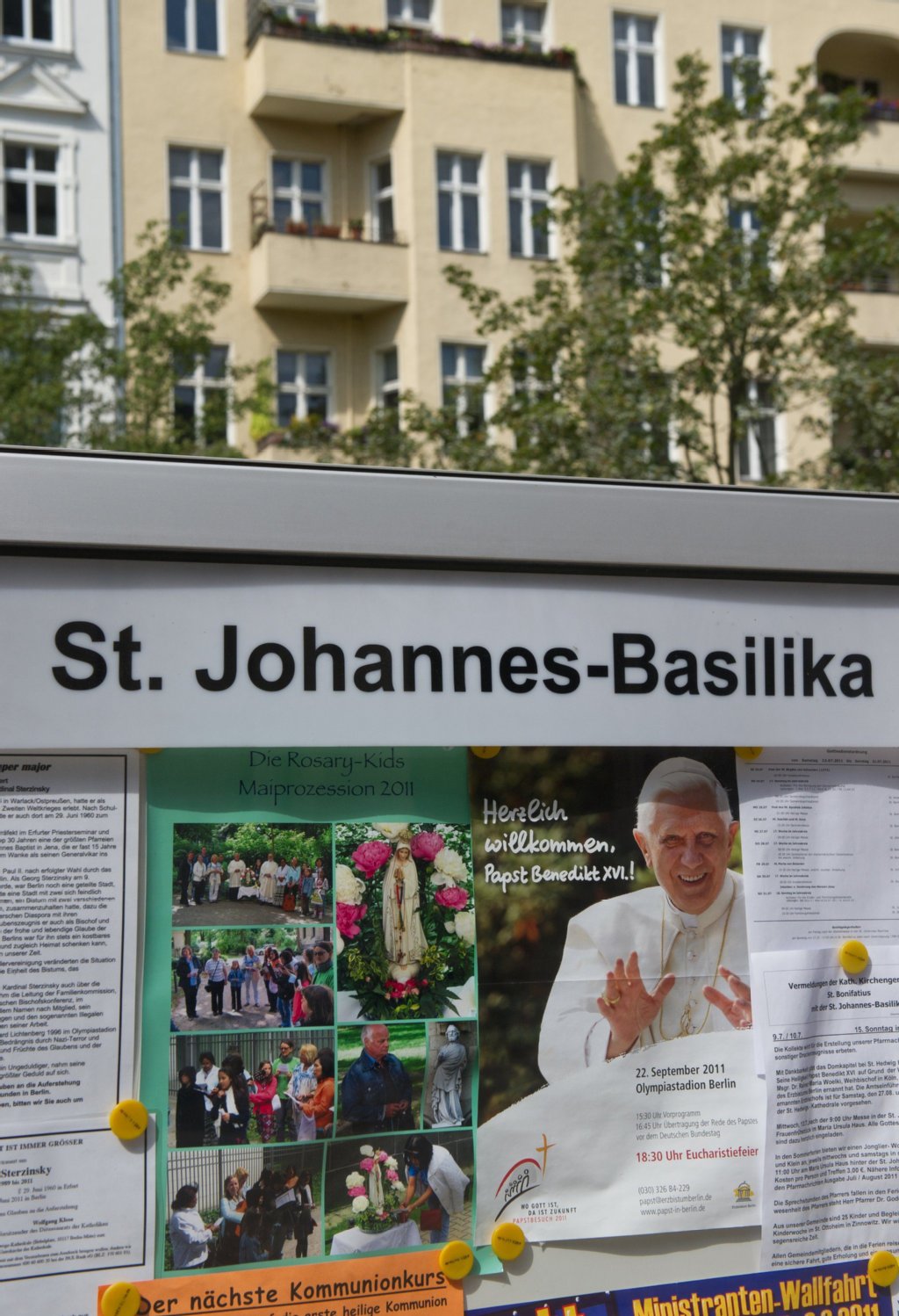 In einem Schaukasten der Berliner St. Johannes-Basilika ist ein Werbeplakat für den Aufenthalt des Papstes im September mit dem Hinweis "Herzlich willkommen, Papst Benedikt XVI.!" in direkter Nachbarschaft seiner geplanten Unterkunft aufgehängt.