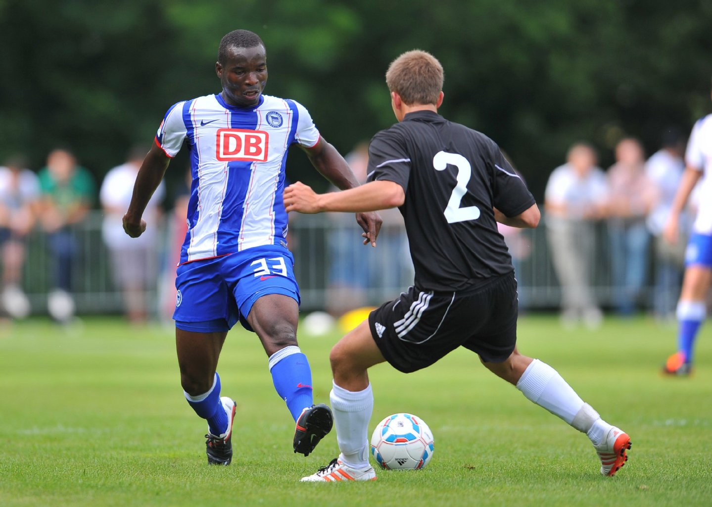 Herthas Abu Bakarr Kargbo im Zweikampf mit Julian Hinkel