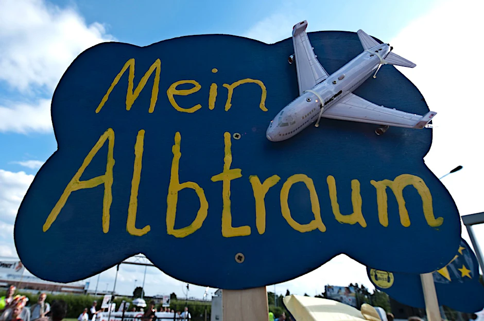 Ein Mann hält vor dem Flughafen Schönefeld bei einer Demo gegen den neuen Hauptstadtflughafens BER ein Schild mit der Aufschrift "Mein Albtraum" in der Hand.