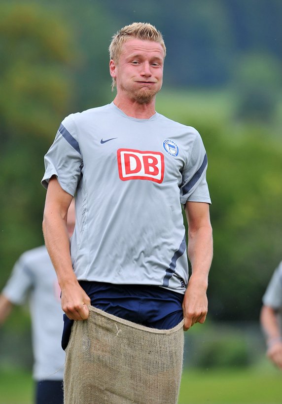 ... Maik Franz hüpft im Sack, ...