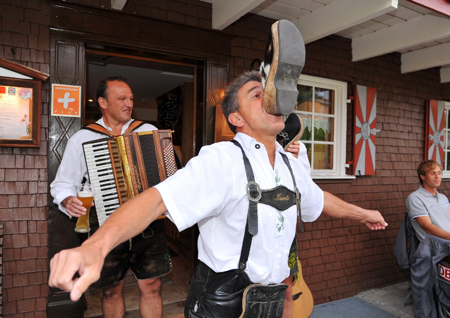 ... und merkwürdige Bräuche die Stimmung an.