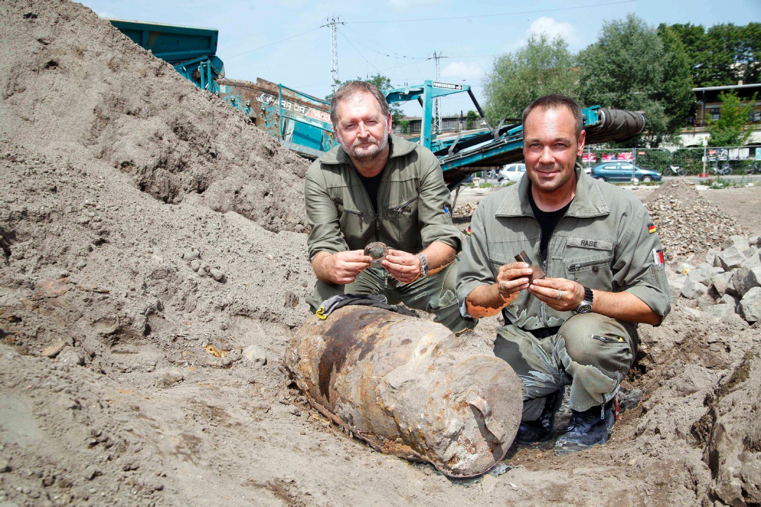 Polizeifeuerwerker Detlef Jaab (55) und Matthias Rabe (46) mit der 250 Kilo Bombe