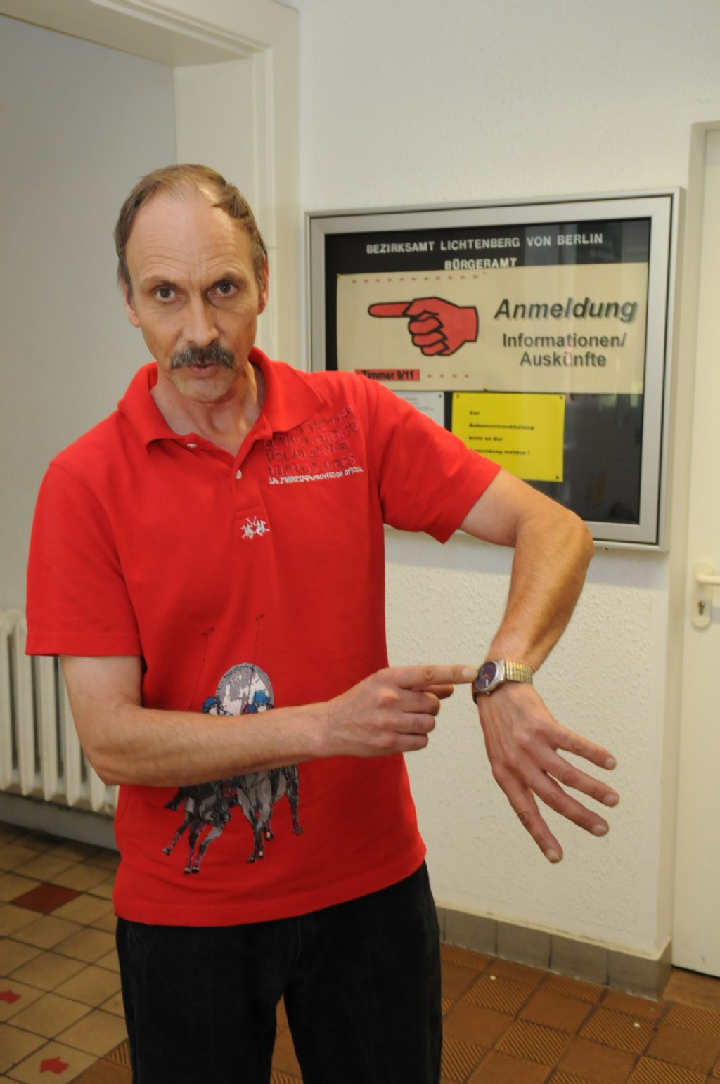 Andreas Schulz (50) aus Lichtenberg: „Katastrophal. Ich warte hier bestimmt sechs Stunden.“
