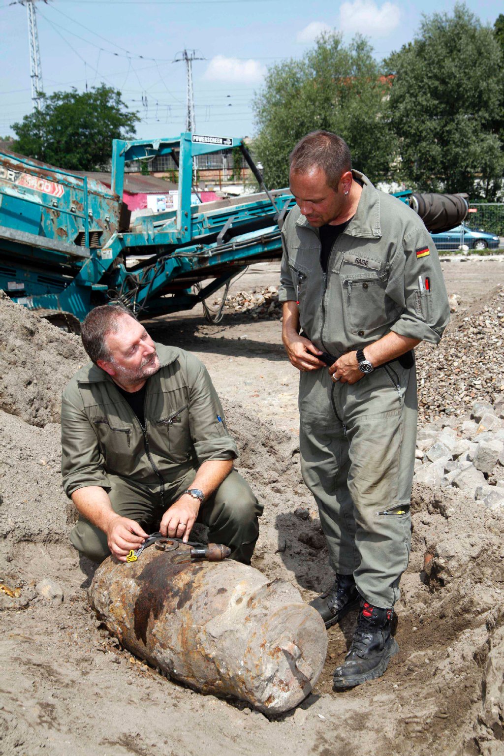 Polizeifeuerwerker Detlef Jaab (55) und Matthias Rabe (46) mit der 250 Kilo Bombe