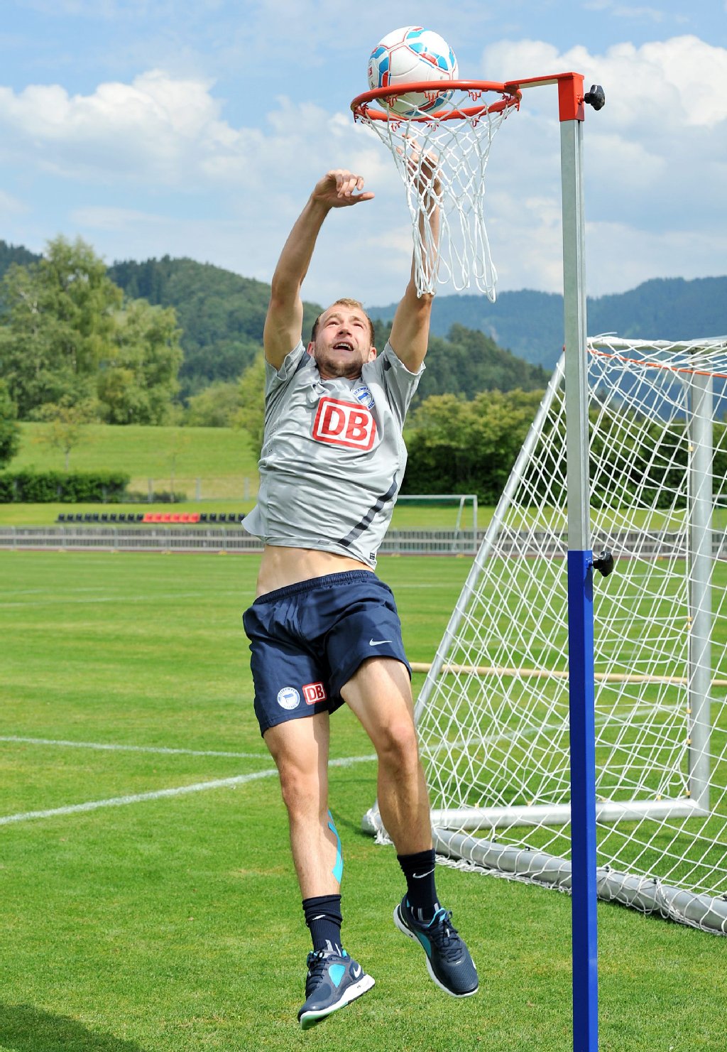 Sebastian Neumann streckt sich am Korb, ...