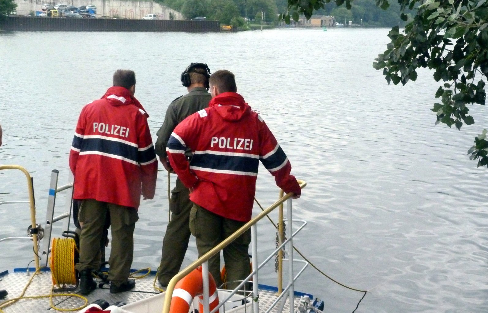 Im Wasser und am Ufer wurde das Gebiet abgesucht.