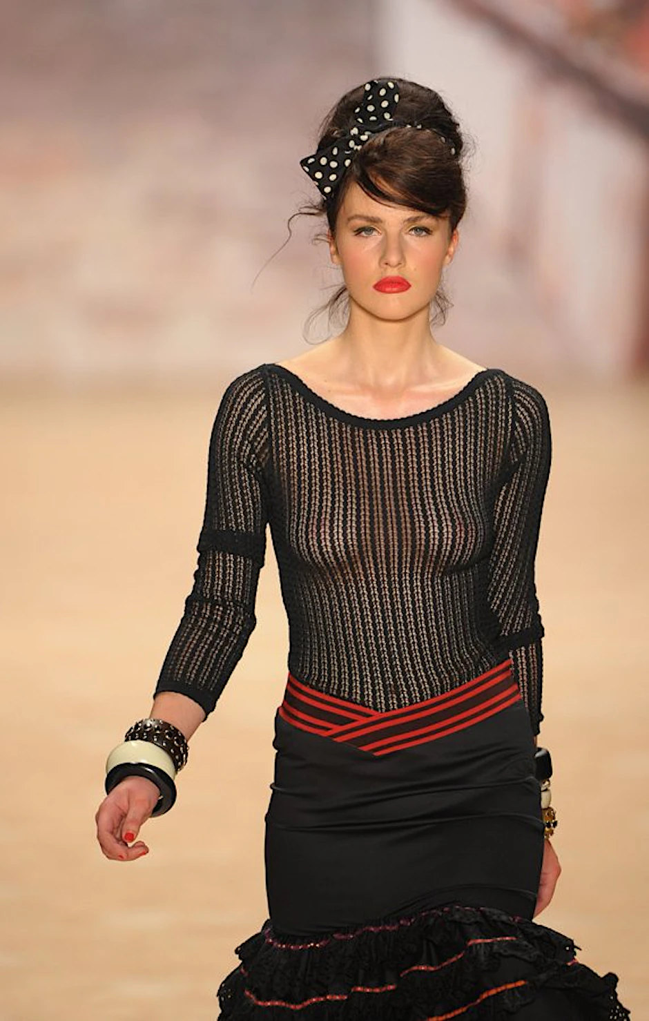 Kleider von Lena Hoschek sind nicht nur was für Models. Gerade Frauen mit Taille, Po und Busen sind bei der Retro-Marke gut aufgehoben.