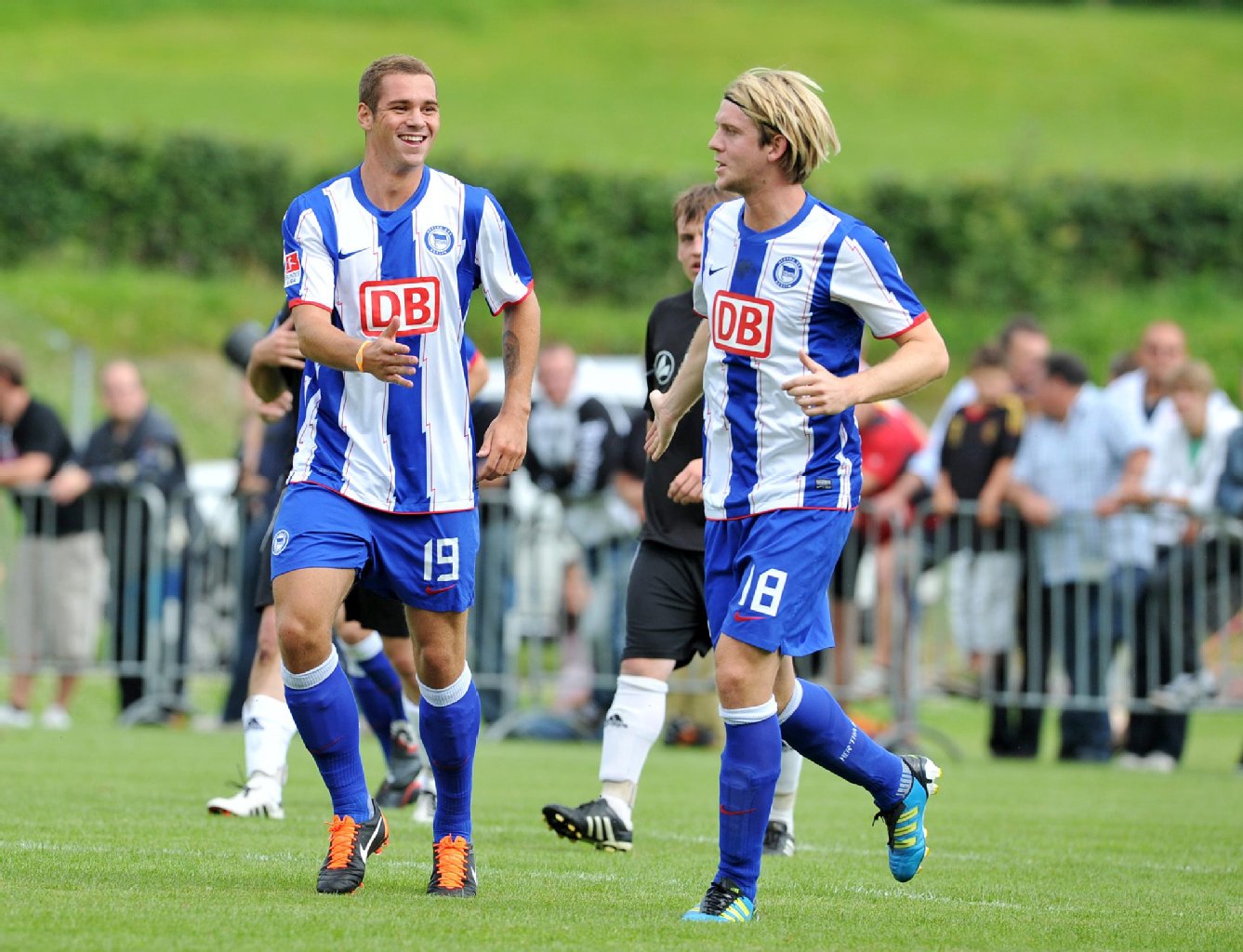 Freundschaft in Blau-Weiß: Pierre-Michel Lasogga (l.) und Peter Niemeyer.