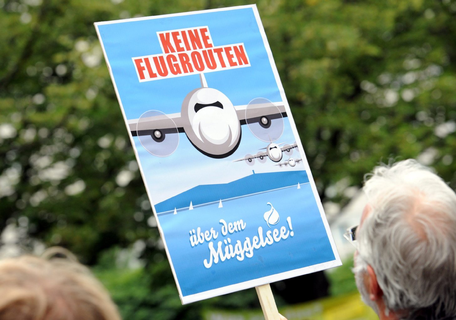 Der Proteststurm nimmt von Woche zu Woche zu. Heute wollen 3000 Menschen in Friedrichshagen gegen die geplanten Flugrouten über den Müggelsee protestieren. Die Flugsicherung will vom Flughafen BBI bei Ostwind täglich etwa 120 startende Flugzeuge in einer Mindesthöhe von 1 150 Metern über das Naherholungsgebiet dröhnen lassen. Doch auf diese Idee soll Stadtrat Michael Schneider die Flugsicherung mit einem Gutachten erst gebracht haben.