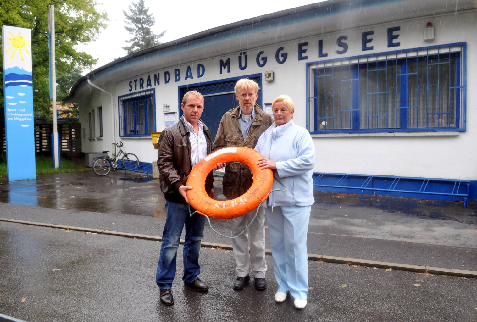 Wollen das Strandbad retten: Investor Sven Kühne, Planer Wilfried Wolff und Ina Wendlandt, Inhaberin der Sauna (von links). Sie muss dicht machen, 20 Leute entlassen, falls die Sanierungspläne platzen sollten.