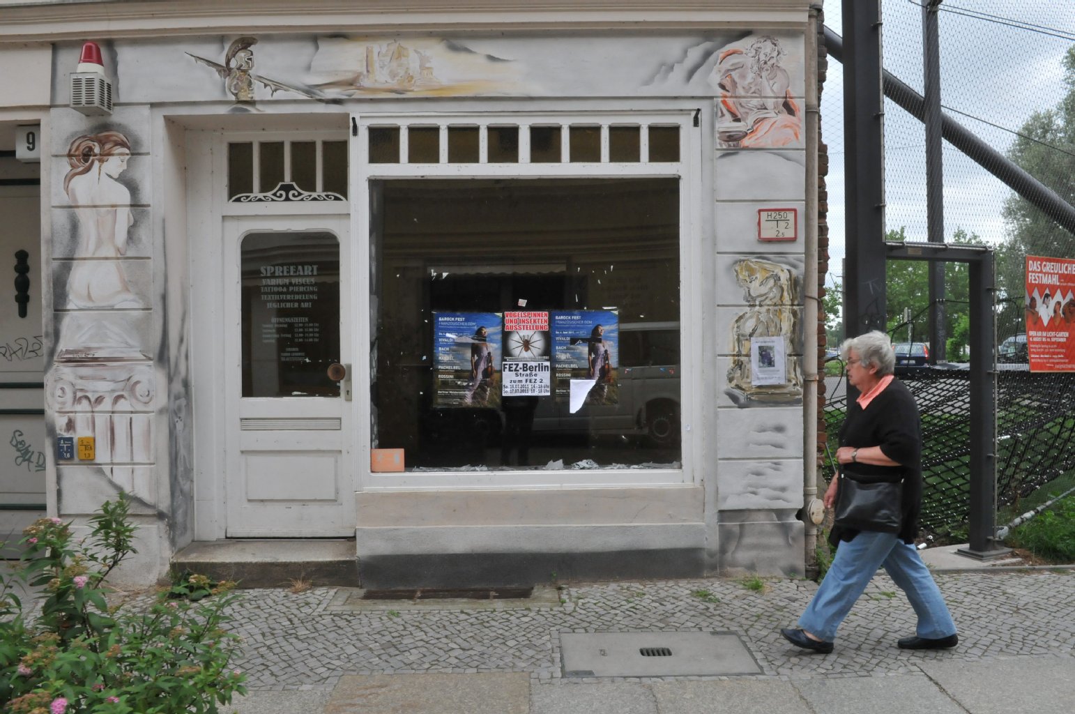 Ein leer stehendes Geschäft in der Köpenicker Altstadt. Leider kein Einzelfall. Rund ein Drittel der insgesamt 60 Läden rund um das historische Rathaus steht leer, kaum ein Inhaber hält über mehrere Jahre durch. Geschäftsleute geben auch dem Bezirksamt die Schuld an der Misere. So wurde ein Verkehrskonzept durchgesetzt, dass die Fahrzeuge um die Altstadt herum lenkt. Der Bau des Parkhauses im Kiez kommt nicht voran, ein Wegeleitsystem fehlt.