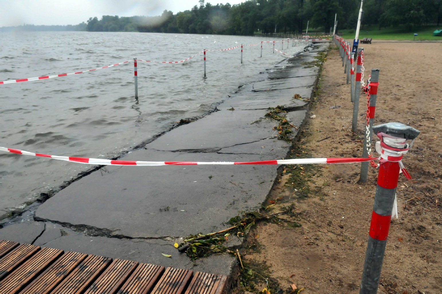 Die gefährliche Betonkante im Bad musste bereits abgesperrt werden.