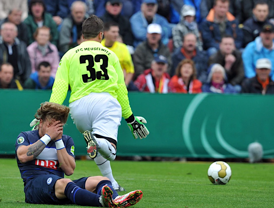 Herthas Patty Ebert bleibt nach dem Zweikampf mit dem Meuselwitz-Keeper am Boden liegen.