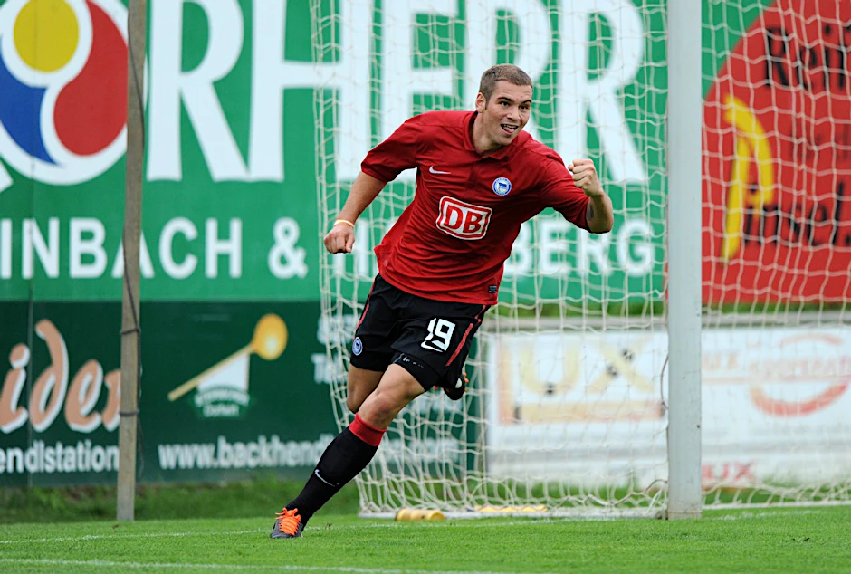 So wollen wir Herthas Stürmer Lasogga gegen den HSV jubeln sehen...